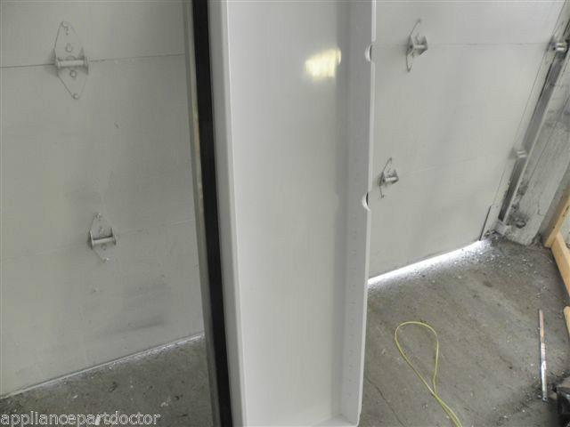 MAYTAG AMANA REFRIGERATOR DOOR W/ HANDLE 12818202SQ 67003810 *SOME BLEMISHES MAYTAG AMANA REFRIGERATOR DOOR W/ HANDLE 12818202SQ 67003810 *SOME BLEMISHES